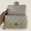 Binnenkant originele Chanel mini crossbody creme Binnenkant originele Chanel mini crossbody creme
