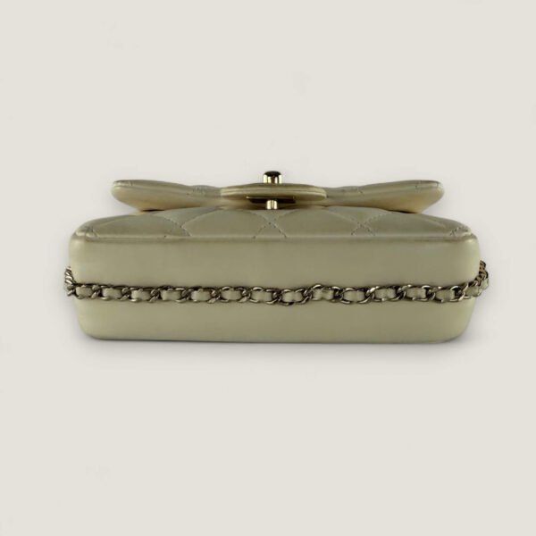 Chanel Mini Flap crème onderkant leer in goede staat Chanel Mini Flap crème onderkant leer in goede staat
