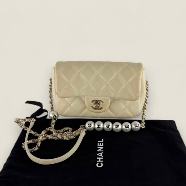 Chanel Mini Flap met parel chain pre-owned voorkant Chanel Mini Flap met parel chain pre-owned voorkant