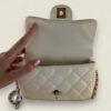 Chanel Mini Flap met parels open flap zicht Chanel Mini Flap met parels open flap zicht