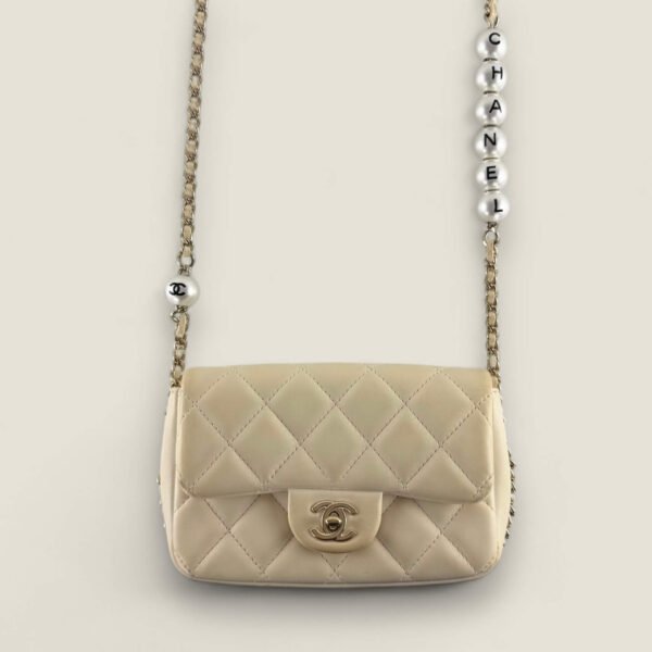 Chanel Mini Flap tas handtas met parelketting Chanel Mini Flap tas handtas met parelketting
