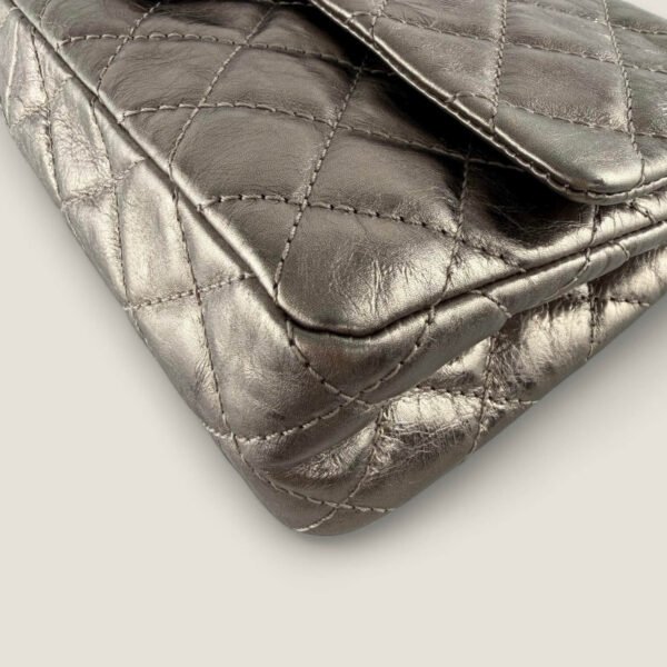 Chanel Reissue 2.55 metallic bronze schoudertas Chanel Reissue 2.55 metallic bronze schoudertas