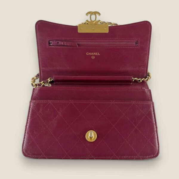 Chanel WOC binnenkant met gouden ketting Chanel WOC binnenkant met gouden ketting