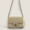 Chanel tas met CC-logo parel – detail ketting Chanel tas met CC-logo parel – detail ketting