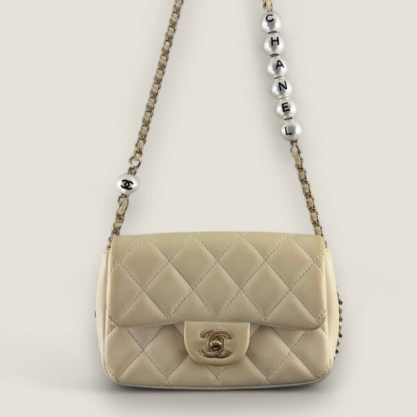 Chanel tas met CC-logo parel – detail ketting Chanel tas met CC-logo parel – detail ketting