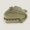 Chanel tas met parelketting – close-up van de chain Chanel tas met parelketting – close-up van de chain
