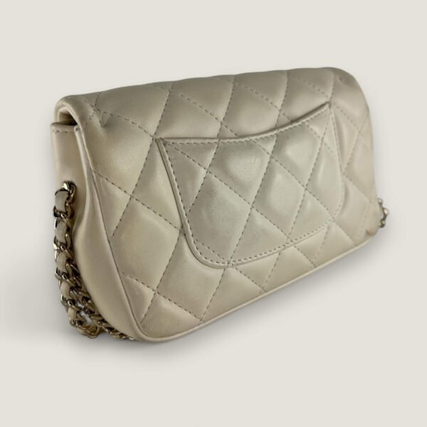 Chanel tas tweedehands hoek en rand detail Chanel tas tweedehands hoek en rand detail