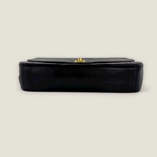 Chanel vintage matelasse single flap onderkant Chanel vintage matelasse single flap onderkant