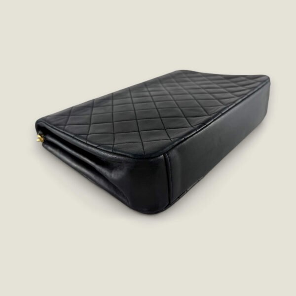 Chanel vintage matelasse single flap randen conditie Chanel vintage matelasse single flap randen conditie