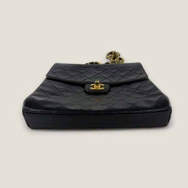 Chanel vintage tas donkerblauw met gouden ketting Chanel vintage tas donkerblauw met gouden ketting