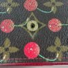Detail Louis Vuitton x Takashi Murakami cherry portemonnee vintage Detail Louis Vuitton x Takashi Murakami cherry portemonnee vintage
