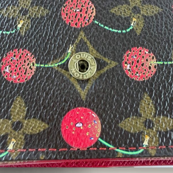 Detail Louis Vuitton x Takashi Murakami cherry portemonnee vintage Detail Louis Vuitton x Takashi Murakami cherry portemonnee vintage