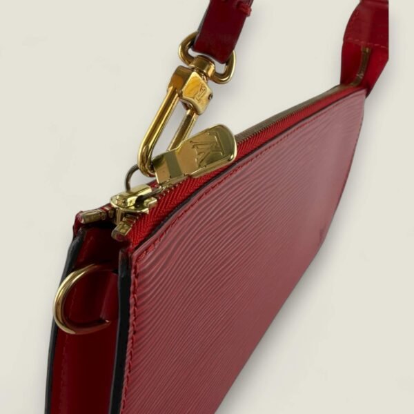 Gouden hardware Louis Vuitton Pochette Accessoire epi leer Gouden hardware Louis Vuitton Pochette Accessoire epi leer