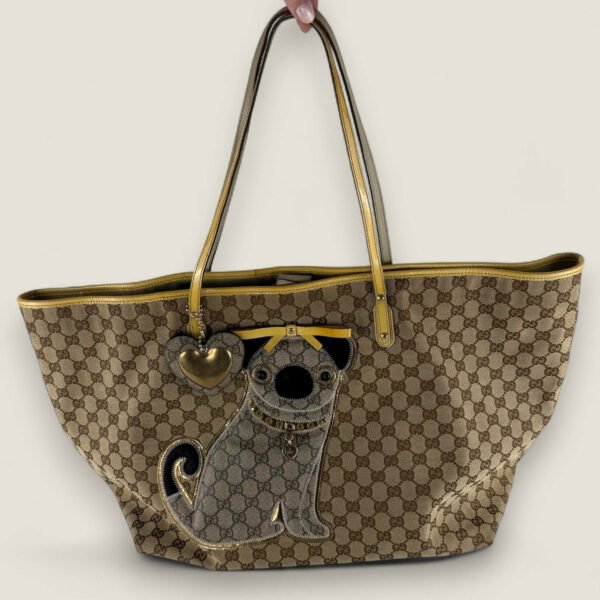 Gucci gg supreme canvas tote met gouden details Gucci gg supreme canvas tote met gouden details