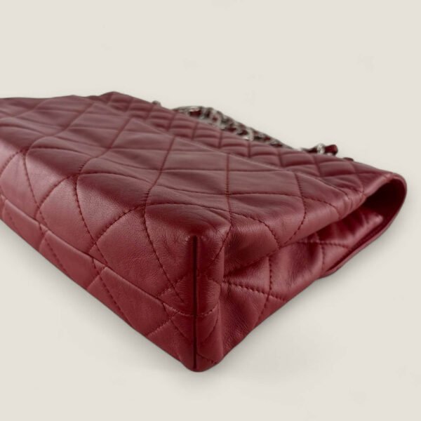 Hoekjes leren Chanel jumbo schoudertas Hoekjes leren Chanel jumbo schoudertas