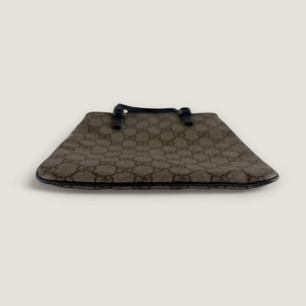 Onderkant originele Gucci GG Supreme canvas mini handtas Onderkant originele Gucci GG Supreme canvas mini handtas