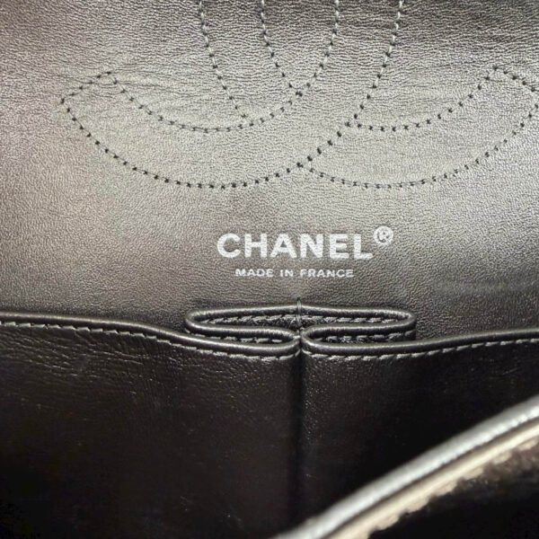 Vintage Chanel Reissue 226 metallic bronze detailfoto Vintage Chanel Reissue 226 metallic bronze detailfoto