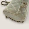 Zijkant originele Chanel schoudertas Zijkant originele Chanel schoudertas