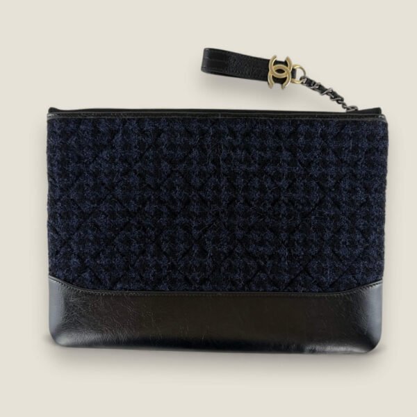 Achterkant pre-owned Chanel Gabrielle clutch tweed