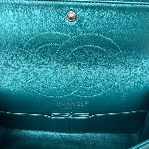 Binnenkant authentieke designer tas Chanel tweedehands