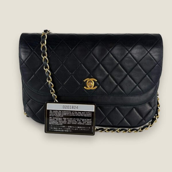 Chanel half moon flap zwart lamsleer