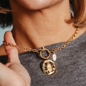 Chanel vintage ketting cutout pendant