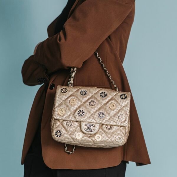 Tweedehands Chanel schoudertas goud metallic medailles