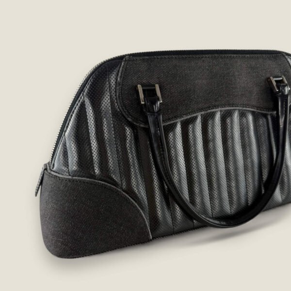 Vintage Dior bag met zwart geperforeerd leer en denim accenten, stoer en elegant contrast