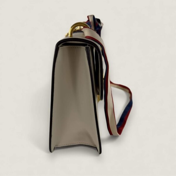 Zijkant Gucci small Sylvie schoudertas kalfsleer