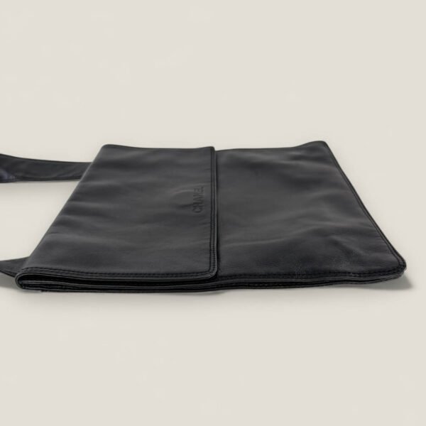 Zijkant pre-loved Chanel tas