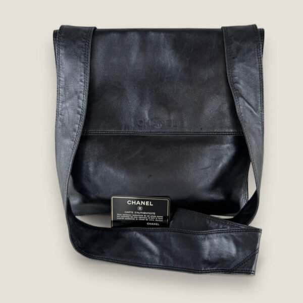 Chanel black leather shoulder bag vintage cc logo 1990s