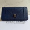 Dior Diorama WOC blauw leer crossbody draagwijze