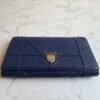 Dior Diorama wallet on chain blauw leer close up