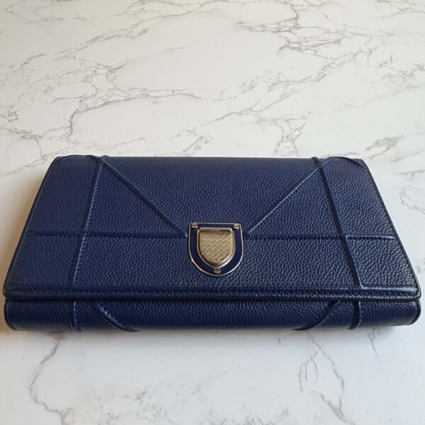 Dior Diorama wallet on chain blauw leer close up