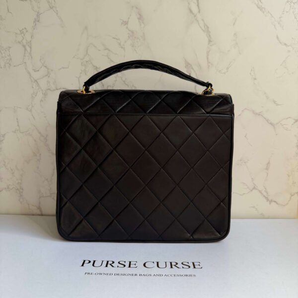 Achterkant met vak vintage Chanel schoudertas 90s