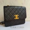 Chanel vintage flap bag groot CC logo zwart voorkant