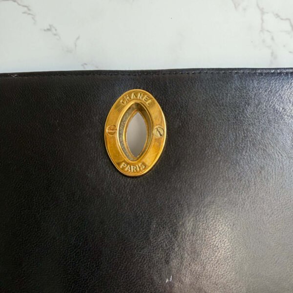 Chanel vintage tas zwart goud hardware close up