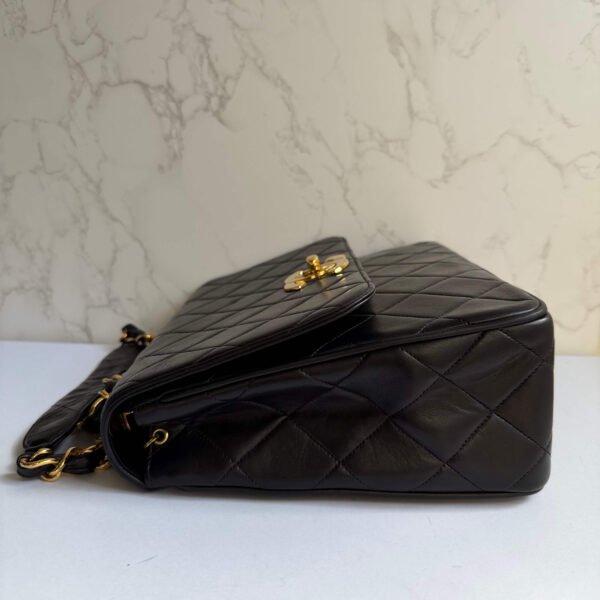 Zijkant Chanel single flap vintage crossbody