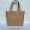 Achterkant authentieke Chanel handtas beige Achterkant authentieke Chanel handtas beige