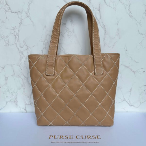 Achterkant authentieke Chanel handtas beige Achterkant authentieke Chanel handtas beige