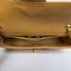 Binnenkant Chanel East West flap beige caviar Binnenkant Chanel East West flap beige caviar