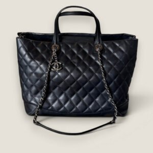 Chanel calfskin quilted large easy shopping tote zwart