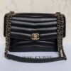 Chanel reversed chevron flap bag voorkant