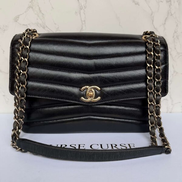 Chanel reversed chevron flap bag voorkant