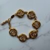 Chanel vintage CC logo armband 24k verguld Chanel vintage CC logo armband 24k verguld