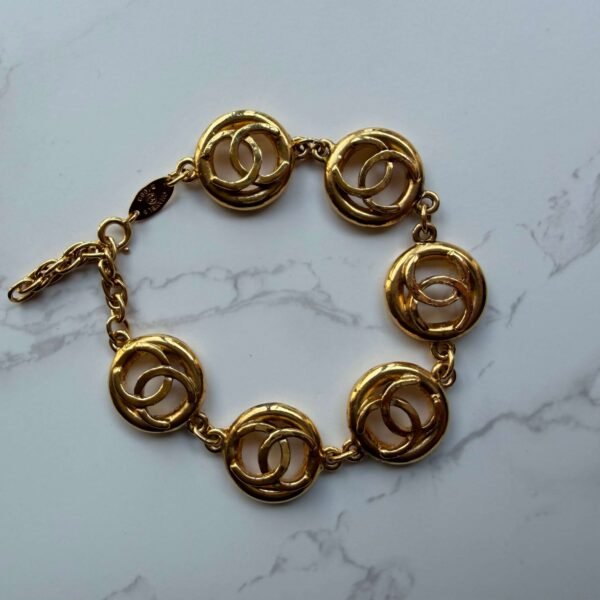 Chanel vintage CC logo armband 24k verguld Chanel vintage CC logo armband 24k verguld