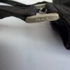 Detail hardware mini Prada schoudertas nylon zwart Detail hardware mini Prada schoudertas nylon zwart