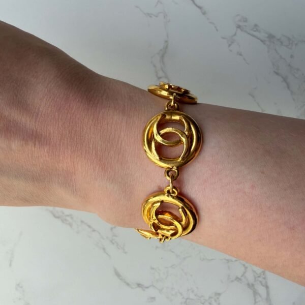 Gedragen vintage Chanel armband authentiek Gedragen vintage Chanel armband authentiek