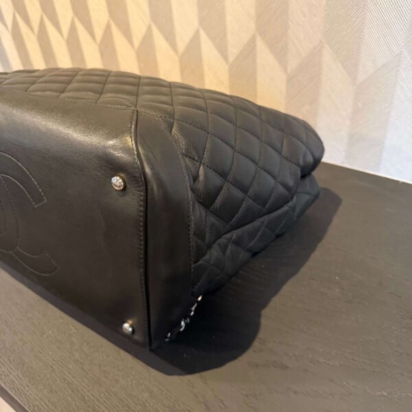 Hoekjes originele Chanel calfskin quilted large shopping tote