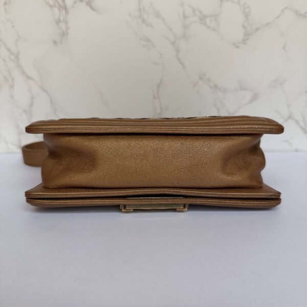 Onderkant bijzondere Chanel Boy bag tweedehands